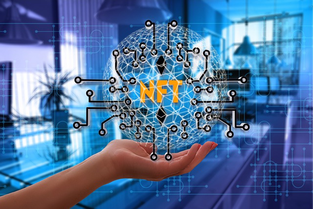 mão segurando uma rede virtual dentro de seu NFT escrito